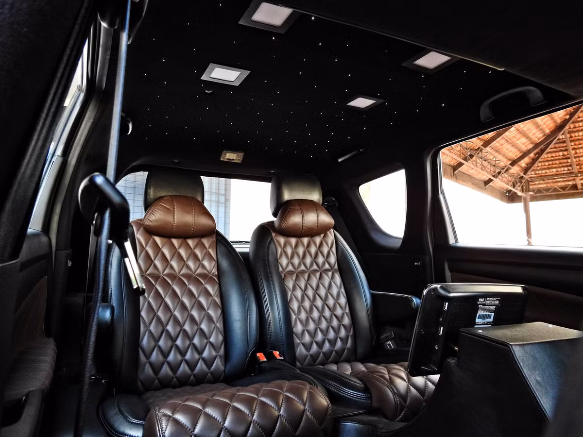 Hàng ghế thứ ba đã được được bỏ nhằm tăng thêm không gian cho hàng ghế thứ 2 dạng thương gia với tựa đầu êm ái, giúp mang lại cảm giác thoải mái cho người ngồi sau.