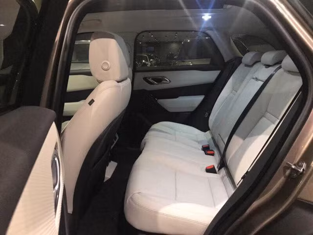 Khoảng cách giữa các hàng ghế khá thoải mái.