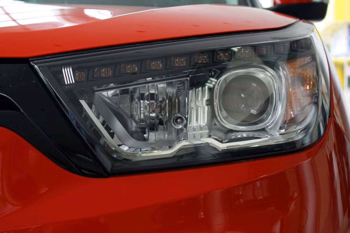 Đầu xe nổi bật với cụm đèn pha thiết kế ăn nhập với lưới tản nhiệt bao gồm; đèn pha dạng LED chiếu sáng ban ngày, đèn sương mù lớn dạng hình chữ nhật nằm đối xứng hai bên.