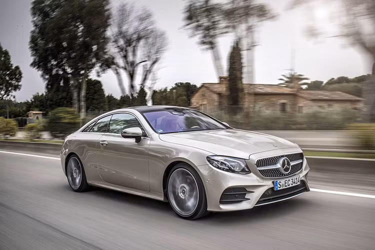 Sau khi ra mắt toàn cầu triển lãm ôtô quốc tế Bắc Mỹ NAIAS hồi đầu năm nay, đến nay mẫu xe sang Mercedes-Benz E 300 Coupe 2018 sẽ chính thức được nhập khẩu về thị trường Việt Nam thông qua các đại lí chính hãng với mức giá bán ra khoảng 3,099 tỷ đồng.