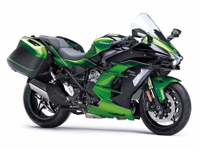 Kawasaki Ninja H2 SX mang đến tư thế ngồi chồm hơn so với Z1000 SX nhưng vẫn thoải mái hơn cho cả người ngồi trước lẫn người ngồi sau nhờ thiết kế phần đuôi và yên sau khá lớn.