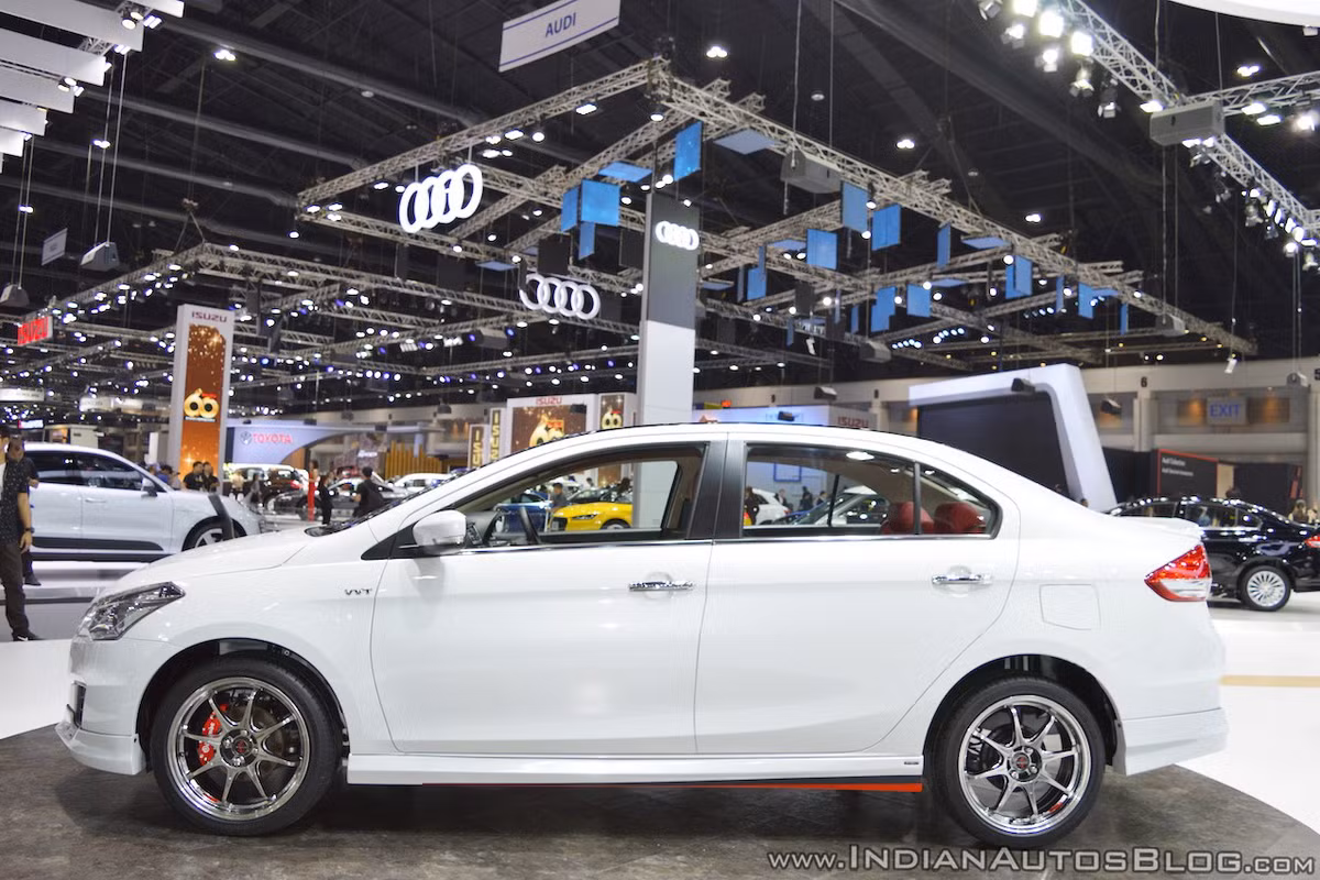 Hiện giá của Suzuki Ciaz tại thị trường Thái Lan là 484.000 THB (khoảng 363,3 triệu đồng). Trong khi đó, ở biến thể RS được trang bị một ổ cắm sạc 12V và một lỗ thông hơi AC cho hàng ghế phía sau kèm mức giá bán 675.000 THB (khoảng 469 triệu đồng).