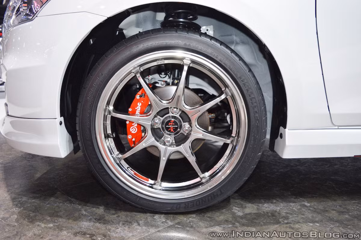 Bộ mâm mới 8 chấu làm bằng kim loại sáng, cùng bộ phanh brembo màu đỏ mang kiểu dáng thể thao ấn tượng.