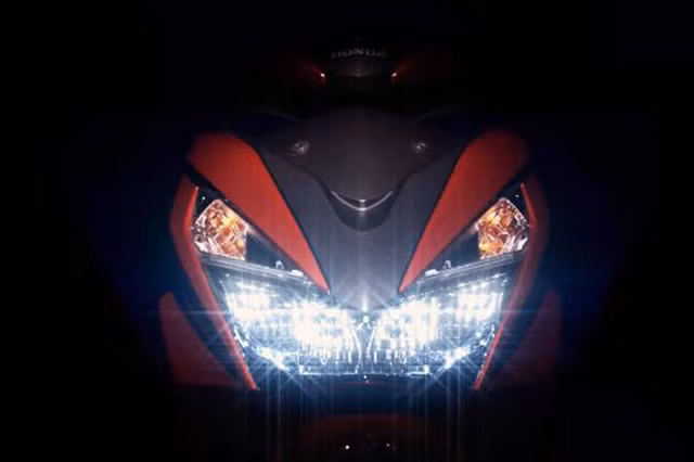 Hệ thống cụm đèn pha LED sử dụng trên Honda Grazia dạng đèn pha đôi, một loại sử dụng chùm ánh sáng tầm thấp công suất 4.35W và chùm sáng tầm cao có công suất 8.7W.