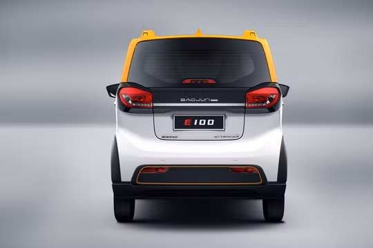 Mặc dù kiểu dáng “na ná” Smart ForTwo nhưng Baojun E100 cũng có nhiều điểm khác biệt. Nếu như Smart ForTwo được coi là xe “tí hon” thì nay cũng phải “nghiêng mình” trước kích thước còn khiêm tốn hơn của E100. Cụ thể, chiều dài tổng thể của xe chỉ 1.600 mm, ngắn hơn 274 mm so với Smart ForTwo.