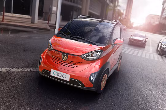 Cung cấp sức mạnh cho Baojun E100 là một động cơ điện duy nhất, cho công suất tối đa 40 mã lực và mô-men xoắn cực đại 110 Nm. Động cơ này giúp E100 có thể đạt tốc độ tối đa khoảng 100 km/h. Pin của E100 là loại pin lithium-ion có thể sạc đầy trong vòng 7,5 giờ và quãng đường hoạt động là 155 km cho 1 lần sạc.