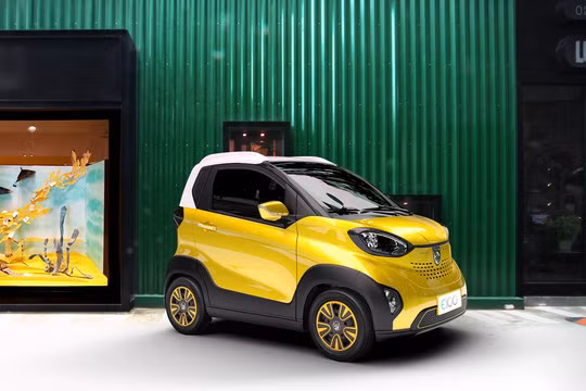 Phần đầu của Baojun E100 nổi bật với cụm đèn pha dạng mắt mèo cỡ lớn, bên trong là bóng đèn dạng thấu kính gương cầu lồi, trong khi đèn báo rẽ lại được tích hợp ở trên cản trước. Lưới tản nhiệt được thiết kế ấn tượng với các khe hút gió dạng lỗ. Xung quanh xe được nẹp nhựa trông khá đầm chắc.