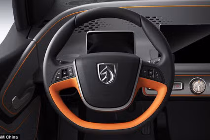 Bên cạnh đó, E100 được bán ra tại thị trường Trung Quốc còn được trang bị những công nghệ cao cấp như hệ thống treo độc lập, hệ thống phân bổ lực phanh điện tử EBD, chống bó cứng phanh ABS, trợ lực tay lái điện, cảnh báo người đi bộ, phanh tay điện tử, móc lắp ghế dành riêng cho trẻ em.