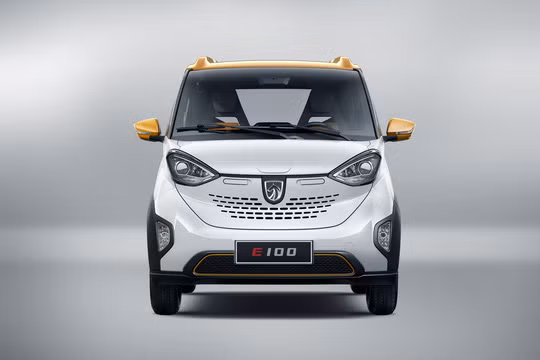 Nhìn từ bên ngoài, Baojun E100 có vẻ được nhái xe Smart ForTwo. Đây có thể là thế mạnh của Trung Quốc vì từ trước đến nay đã có rất nhiều mẫu xe được lấy cảm hứng từ những chiếc xe đã có mặt trên thị trường.