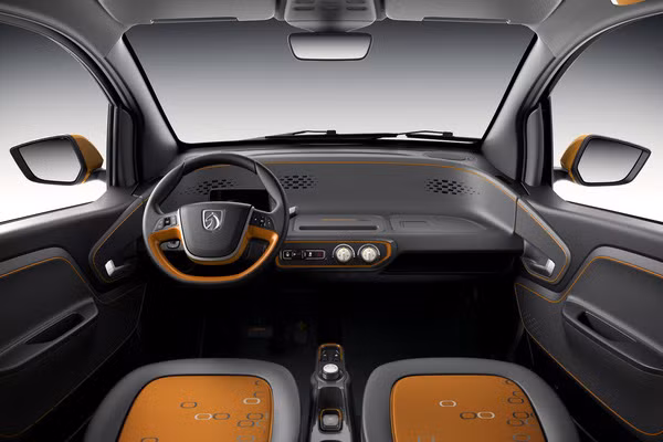 Với kích thước “khiêm tốn”, không gian nội thất bên trong không được rộng rãi cũng là điều dễ hiểu. Baojun E100 chỉ đủ chỗ cho 2 người ngồi, bao gồm cả tài xế.