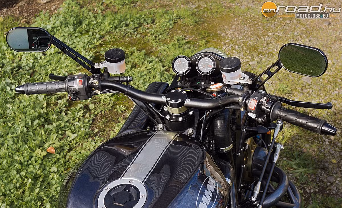 Các bộ phận phần trước của xe được thiết kế mạnh mẽ, bắt mắt.