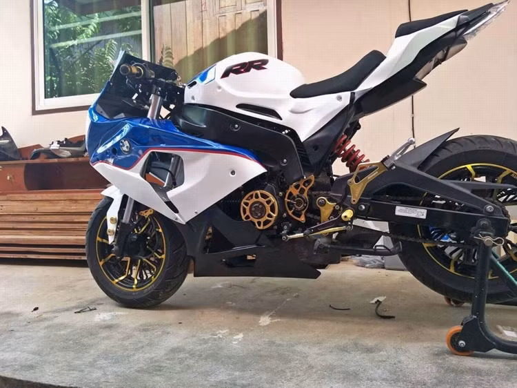 Chiếc xe sở hữu dàn áo "thu nhỏ" y hệt siêu môtô BMW S1000RR 2017, bên cạnh đó là cặp vành CNC, ốp động cơ, chắn xích và một vài chi tiết nhỏ khác được thay bằng hàng độ từ nhôm CNC.