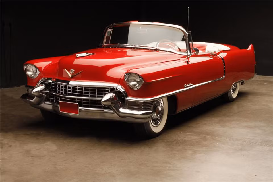 Mặc dù được chế tạo từ những năm 50 nhưng Cadillac Series 62 Convertible 1955 được trang bị những công nghệ đặc biệt tiên tiến nhất lúc bấy giờ như cửa sổ và khóa điện cùng với hệ thống gạt nước, đèn pha tự động, “siêu phẩm” của Cadillac khiến giới chơi xe trên toàn thế giới phải thèm muốn.