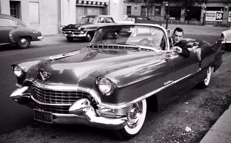 Nổi bật nhất là Cadillac Series 62 Convertible 1955, siêu xe cổ điển nổi tiếng hàng đầu thể hiện niềm đam mê bất diệt đối với xe hơi của ông Hefner.