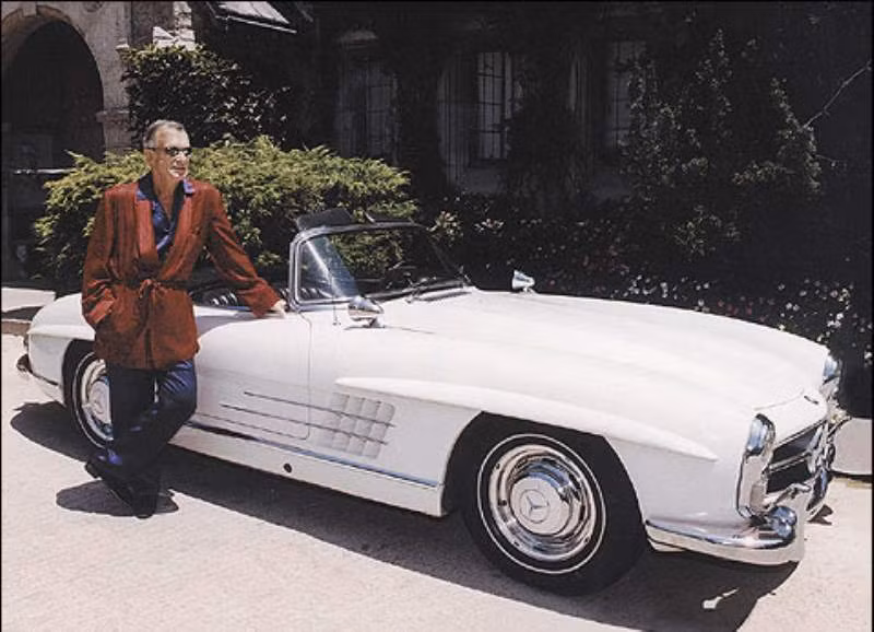 Mercedes Benz 300SL Convertible 1959 cũng không kém cạnh và rất được ông trùm tạp chí Playboy trân quý. Xe sở hữu kiểu dáng độc đáo trở thành chiếc xe đáng sở hữu nhất bấy giờ. Đến nay, chiếc xế hộp này vẫn có giá ngất ngưởng vào khoảng một triệu USD.