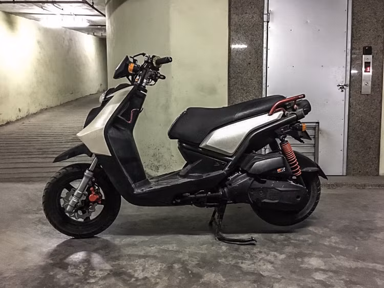 Chiếc xe cuối cùng thuộc sở hữu của một dân chơi xe máy độ 9x đời đầu, mặc dù không sở hữu dàn vỏ hay đồ chơi ấn tượng như 2 chiếc xe trên nhưng chiếc xe này sở hữu “nội công” khá đáng nể với dàn máy được nâng cấp bằng bộ kit GY6 155cc, lọc gió độ K&amp;N, ống xả độ và bộ nồi chuyển động được độ lại với bí kíp riêng.