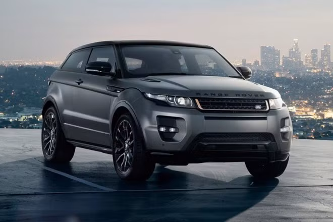 Range Rover Evoque Victoria Beckham: Bản Evoque đặc biệt trình làng sau khi Victoria Beckham hợp tác với Land Rover trong vai trò giám đốc sáng tạo. Chiếc crossover trở nên độc đáo hơn nhờ những điểm nhấn đáng chú ý ở lưới tản nhiệt, bộ vành, bảng điều khiển hay chất liệu da cho nội thất. Số lượng sản xuất phiên bản này là 200 chiếc.