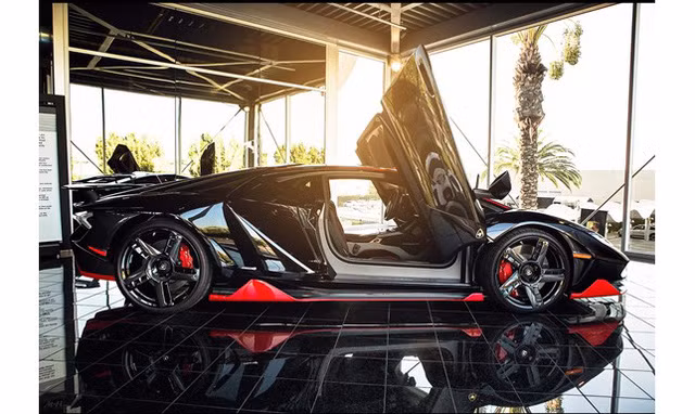 Hãng siêu xe Lamborghini Centenario chỉ sản xuất giới hạn 40 chiếc, trong đó có 20 chiếc coupe và số còn lại là mui trần roadster. Siêu xe "hàng khủng" này sở hữu mức giá 1,9 triệu USD khi ra mắt từ năm 2016 tại triển lãm Geneva nhằm kỷ niêm 100 năm ngày sinh Ferruccio Lamborghini - người sáng lập hãng siêu xe Lamborghini.