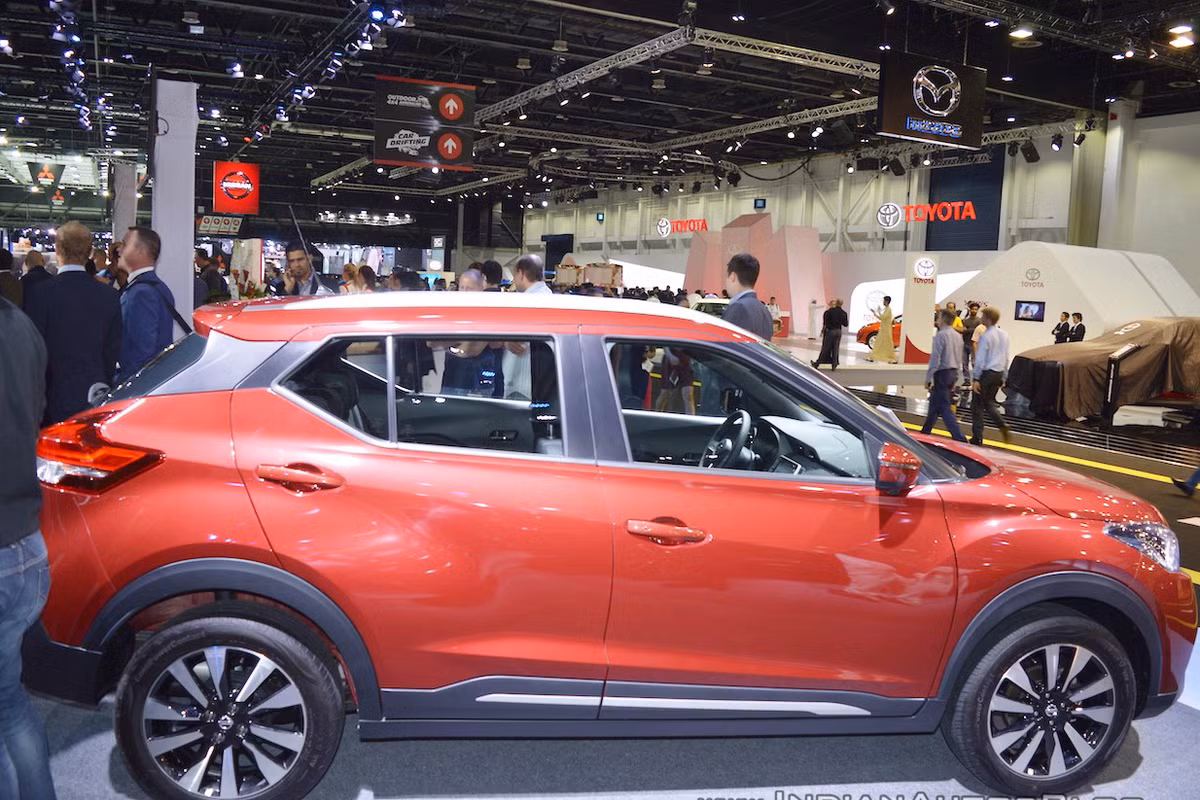 Thân xe với đường gân dập nổi kéo dài từ phần đầu tới đuôi xe, thêm vào đó là tấm ốp bằng nhựa đen nhấn nhá thêm viền màu bạc gắn trên hai bên cánh cửa toát lên sự sang trọng.