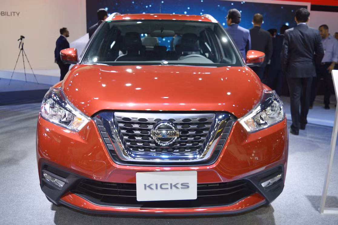 So với “đàn anh” trong gia đình, chiếc SUV này gây ấn tượng với kiểu dáng nhỏ gọn nhưng không kém phần hấp dẫn. Mang thiết kế đặc trưng với bộ lưới tản nhiệt lớn làm bằng crôm sáng dạng chữ V lớn, cản trước là các khe hút gió lớn phủ lớp sơn đen bóng.