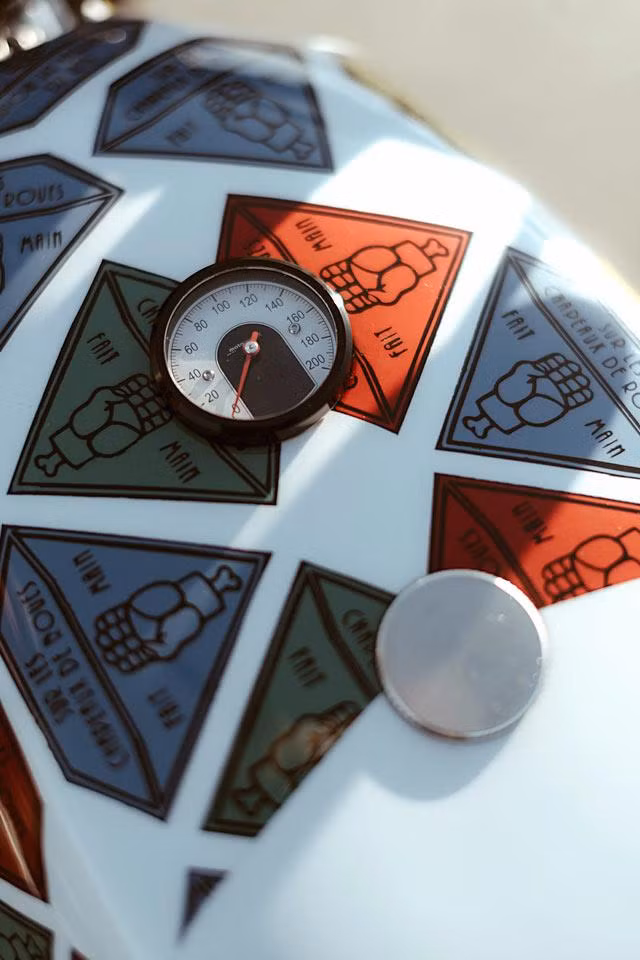 Sau đó, Manu cùng Yann tiến hành thay đổi vị trí đặt bình xăng. Cả hai muốn gắn bình xăng BMW cũ lên xe. Đồng thời gắn lên nắp bình xăng này đồng hồ báo vận tốc của Motogadget.