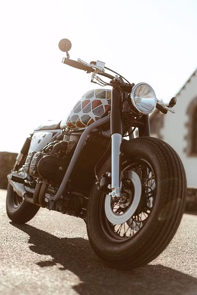 Rất nhiều chi tiết được thay đổi, hoán vị vị trí cho nhau một cách chóng mặt. Đầu tiên là phần đuôi cùng nửa trên của khung xe được làm lại với chất liệu thép CroMoly 25CD4S