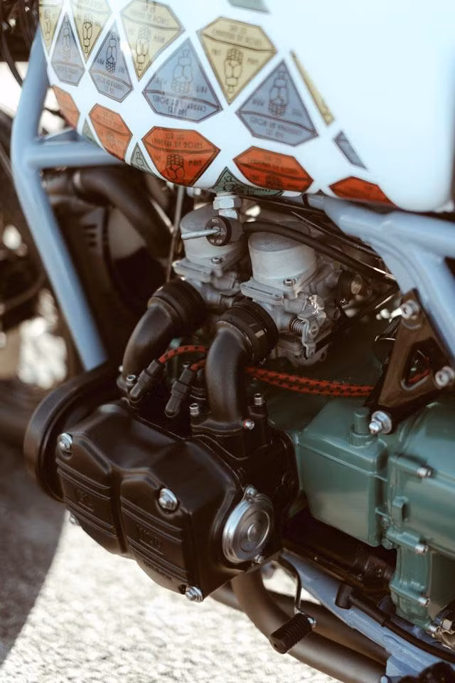 Khối động cơ của xe được làm lại hoàn toàn từ các bộ phận chính hãng của Honda và được sơn mới rất đẹp. Trên bình xăng được in dán logo khá đặc biệt. Tiếp theo, Manu gắn moay-ơ của Honda Gold Wing thế hệ đầu vào vành Harley 16″ có lốp Shinko theo phong cách cổ điển. Cuối cùng, cặp lò xo giảm xóc Hagon được bổ sung vào bên dưới yên xe bọc da màu đen.