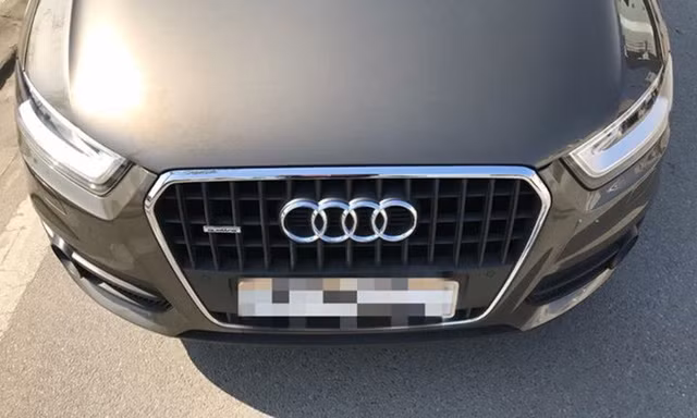 Hệ thống đèn pha, lưới tản nhiệt, logo, nước sơn... vẫn còn nguyên, đẹp mắt.