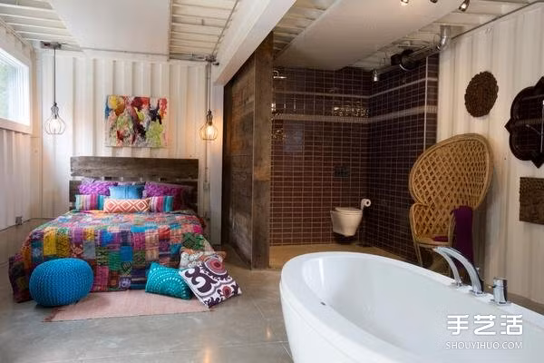 Không gian trong nhà được sơn trắng, tạo cảm giác sáng sủa, trang nhã. Đặc biệt, phần trần nhà vốn là nóc thùng container vẫn được giữ nguyên hình dạng, chỉ sơn trắng để tạo độ đồng đều.