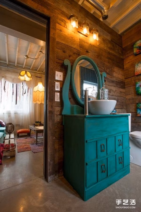 Phòng vệ sinh được thiết kế theo phong cách hòa mình với thiên nhiên khá ấn tượng. Tường gỗ màu nâu được kết hợp hoàn hảo với bồn rửa mặt màu xanh lục, điểm xuyết thêm vài bồn cây xinh xắn.