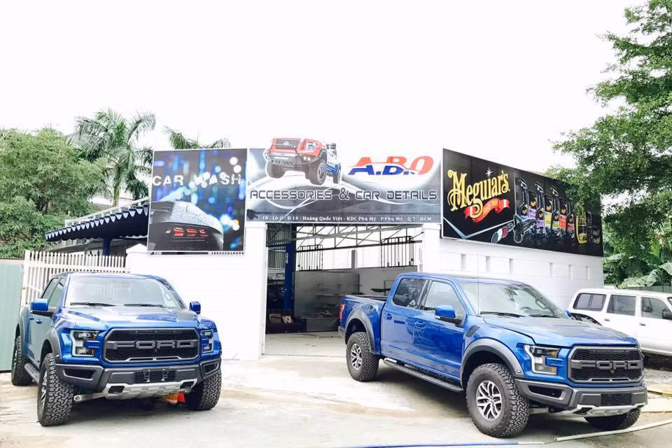 Hai chiếc siêu xe bán tải Ford F-150 Raptor 2017 vừa cập bến về nước cách đây ít hôm hiện nhận được sự quan tâm lớn từ cộng đồng mạng. Với sự góp mặt đã nâng tổng số “siêu bán tải” F-150 Raptor tại Việt Nam lên con số 4 và dự kiến sẽ còn tăng lên trong thời gian tới.