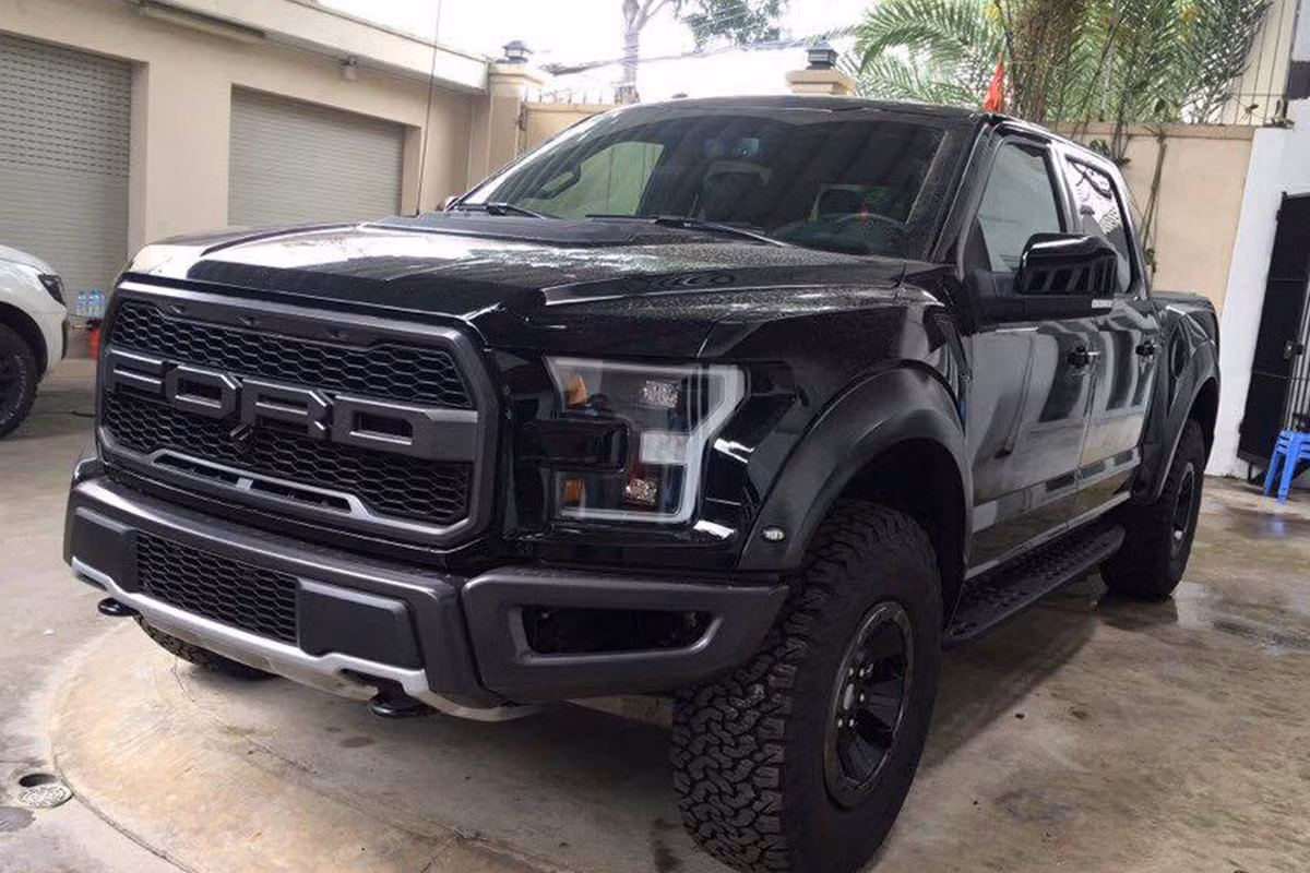 Khác biệt so với hai chiếc cập bến trước đó, hai mẫu siêu bán tải Ford F-150 Raptor 2017 lần này đều có chung “dàn áo’ xanh Lightning Blue (hai chiếc đầu tiên 1 màu xanh, 1 màu đen hiện đã ra biển trắng).