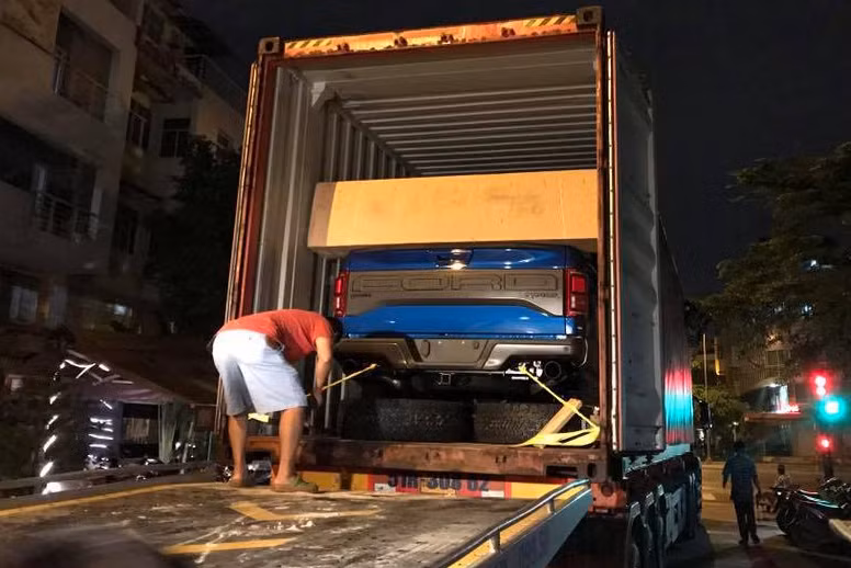 Hai chiếc bán tải hiệu năng cao F-150 Raptor 2017 có giá sau thuế tại Việt Nam lên đến 4,5 tỷ đồng/chiếc. Mẫu xe này hiện chưa được phân phối chính hãng từ Ford Việt Nam mà chỉ qua các đại lý tư nhân nhập về.