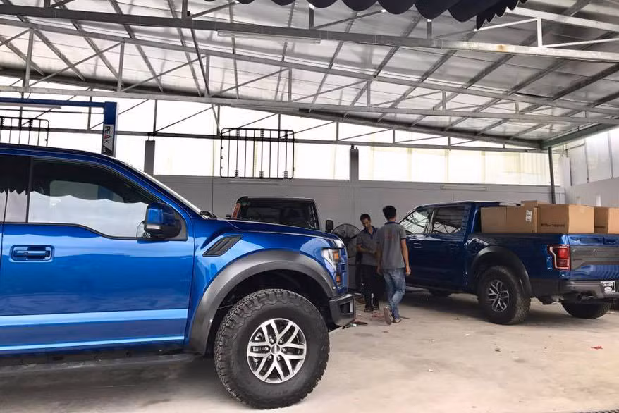 Cung cấp sức mạnh cho F-150 Raptor 2017 là khối động cơ EcoBoost V6, dung tích 3.5 lít tăng áp, sản sinh công suất tối đa 450 mã lực và mô-men xoắn cực đại 692 Nm, hộp số tự động 10 cấp, hệ dẫn động 4 bánh cùng 6 chế độ chạy địa hình.
