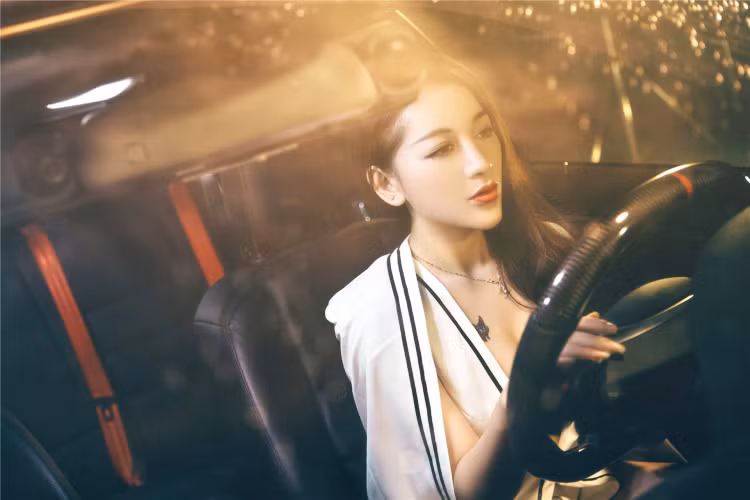 Trên bảng táp lô, đồng hồ thời gian analogue với ngôi sao Mercedes-Benz ở chính giữa bảng điều khiển; ốp bệ cửa với logo Mercedes-Benz phát sáng, cửa sổ trời chỉnh điện, hệ thống đèn viền nội thất có thể điều chỉnh 3 màu sắc &amp; độ sáng... càng tăng thêm độ sang chảnh cho chiếc xe này.