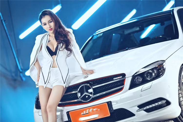 Chiếc Mercedes C250 AMG xuất hiện trong bài là phiên bản được trang bị gói phụ kiện thể thao AMG chính hãng giúp mang đến diện mạo hầm hố, thể thao.