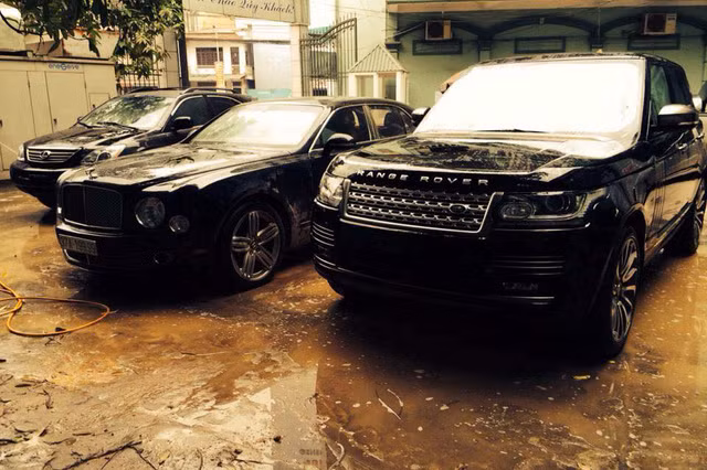 Bentley Mulsanne được trang bị khối động cơ V8, dung tích 6,75 lít, tăng áp kép, sản sinh công suất tối đa 505 mã lực và mô-men xoắn cực đại ở mức 1.020 Nm tại vòng tua thấp 1.750 vòng/phút. Tại thị trường Việt Nam, Bentley Mulsanne có giá bán khoảng 18 tỷ đồng.