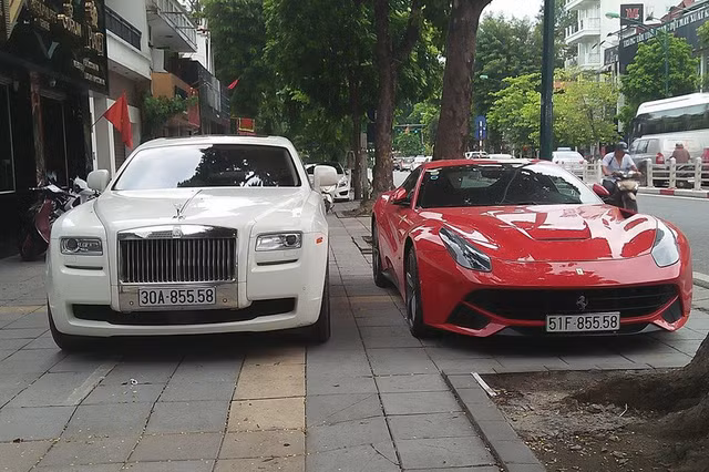 Mới đây, hình ảnh về cặp đôi siêu xe Ferrari F12 Berlinetta và xe siêu sang Rolls-Royce Ghost có chung biển số gần giống nhau nhanh chóng thu hút sự quan tâm lớn từ phía cộng đồng đam mê siêu xe tại Việt Nam.