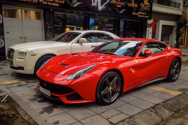 “Siêu ngựa chồm” Ferrari F12 Berlinetta màu đỏ chót cập bến lần đầu tại dải đất hình chữ S vào tháng 2/2014. Tuy nhiên không rõ vì một nguyên do nào đó chiếc siêu xe này phải chờ tới 2 năm sau mới được “đóng biển”. Và muốn sở hữu biển số độc giống với Rolls-Royce Ghost, xe được chuyển vào Sài Gòn trước khi về với chủ nhân thực sự ở Hà Nội.