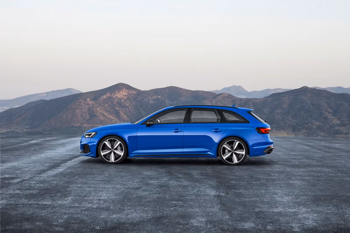 Sức mạnh động cơ được dẫn truyền bởi hệ dẫn động 4 bánh Quattro thông qua hộp số ly hợp kép 8 cấp. Theo hãng xe ôtô Audi, khả năng tăng tốc của xe từ 0 lên 100 km/h trong 4.1 giây, vận tốc tối đa đạt 250 km/h.