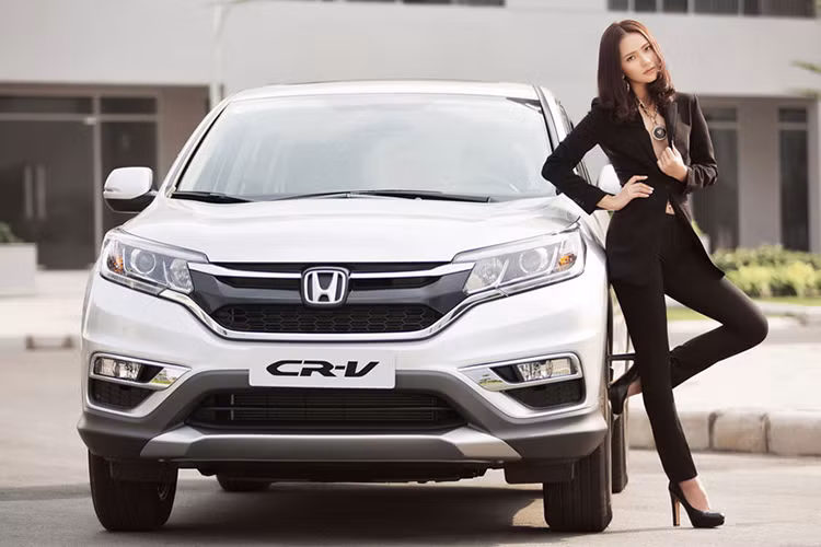 Mẫu SUV cỡ nhỏ Honda CR-V 2017, được đánh giá cao với thiết kế hiện đại, trẻ trung, những trang bị tiện nghi và thông tin giải trí hiện đại hàng đầu phân khúc, không gian nội thất rộng rãi cùng giá bán hợp lý, rất phù hợp với những người trẻ, trong đó có cả nữ giới.