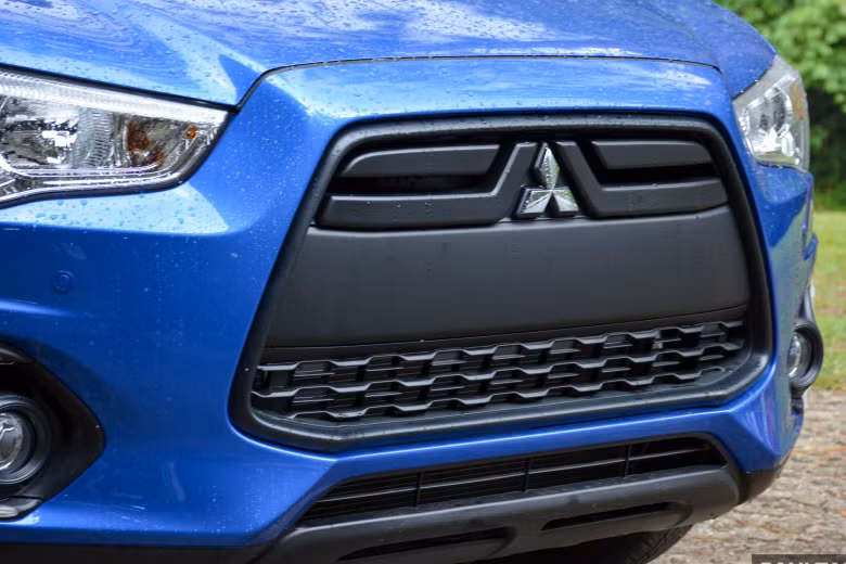 Ở bên ngoài, bản giới hạn ASX có thiết kế với bộ lưới tản nhiệt phía trước là các tấm ốp nhựa màu đen, dày và nhiều hơn. Sự xuất hiện của các thanh ngang mạ crôm sáng bị loại bỏ. Trong khi thiết kế của cụm đèn pha, đèn sương mù không có sự cải tiến nào rõ rệt so với trước.