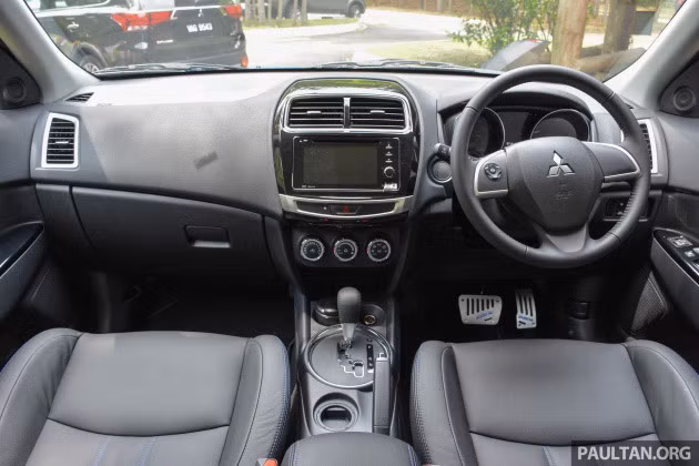 Di chuyển bên trong, điểm khác biệt đầu tiên bạn có thể thấy nằm ở lỗ thông gió khi viền bao quanh được mạ bằng xám bạc sáng. Khu vực bảng điều khiển không có sự xáo trộn nhiều như vô-lăng 3 chấu tích hợp 1 bên phím chức năng, màn hình LCD hiển thị thông số thêm khả năng đáp ứng giải trí nhẹ nhàng.