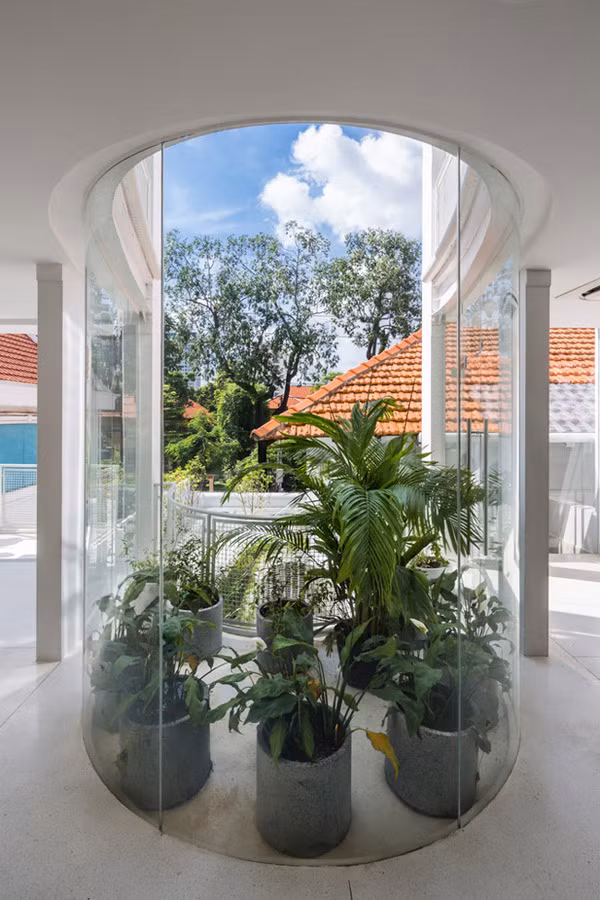 Trả lời câu hỏi đó, các kiến trúc sư đã quyết định lựa chọn giải pháp “thêm” cho ngôi nhà một phần không gian bằng cách “bớt đi” của nó một khoảng trống.