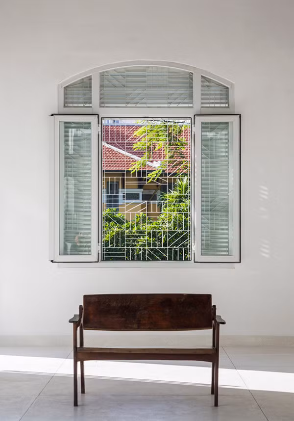 Không gian mở tối đa giúp căn nhà lúc nào cũng tràn ngập ánh sáng tự nhiên và gió trời.