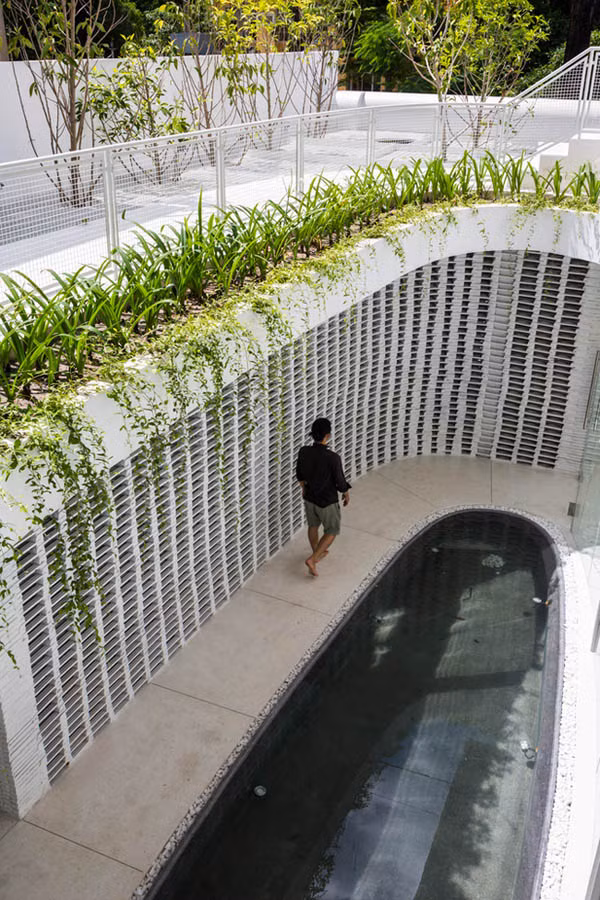 Tại khối nhà thép, giếng trời được phát triển theo phương thẳng đứng, mở rộng dần về phía mái nhà tạo chiều sâu cho không gian sống/