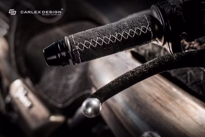 Nhiều chi tiết da được thêu chỉ trắng thủ công rất tinh xảo cho thấy sự đầu tư công sức vào siêu phẩm này của Carlex Design.