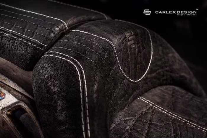 Chiếc xe được độ từ cảm hứng tạo phong cách giả cổ nên các chi tiết da lộn màu sẫm tạo cảm giác cổ xưa, giầm sương gió của siêu phẩm này.