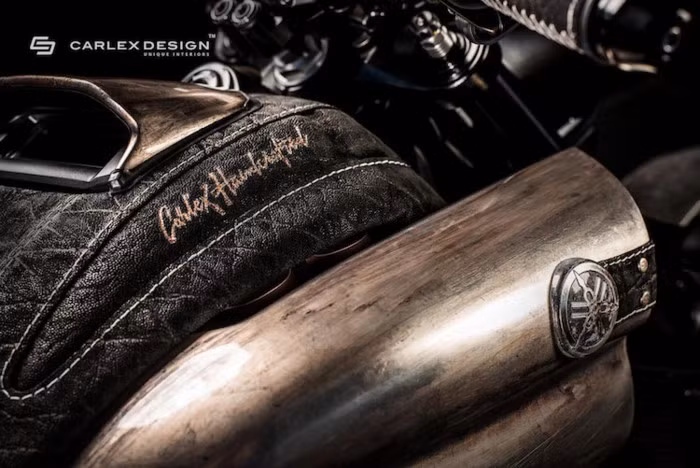 Điểm nhấn ở bản độ này là lô-gô "Carlex Handcrafted" được dập nhiệt và đổ khuôn chất liệu bạc nổi bật trên nền da lộn bọc kín bình xăng.