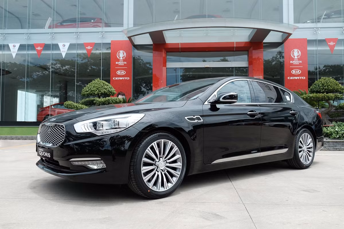 Sedan hạng sang Kia Quoris được Trường Hải chốt giá 2.708 triệu đồng cạnh tranh trực tiếp a Mercedes S-Class, BMW 7-Series. Kia Quoris có 3 tùy chọn động cơ là V6 Lambda II GDI 3.3L cho công suất 296 HP và mô-men xoắn 348Nm. V6 Lambda II GDI 3.8L cho công suất 329 HP và mô-men xoắn 395Nm.